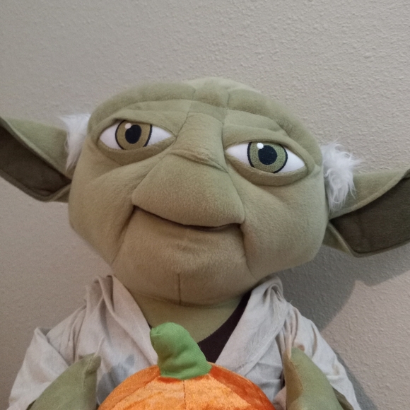 Star Wars Yoda With Pumpkin  Halloween Decoration/Plush 19"Tall,18" Ear to Ear. - Picture 4 of 13